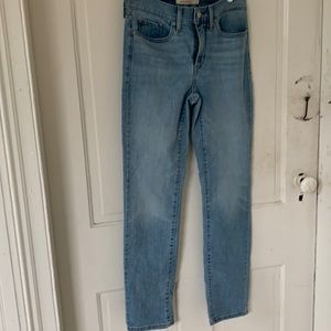 Ladies Levi’s 312 Shaping Slim -Size 27